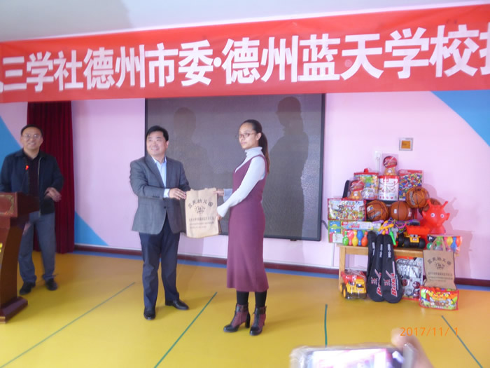 1510110434771602.jpg 德州蓝天学校(集团)校长姚汝勇向乐陵丁坞中心幼儿园、化楼镇中学捐赠价值3万多元的教学用品。.JPG
