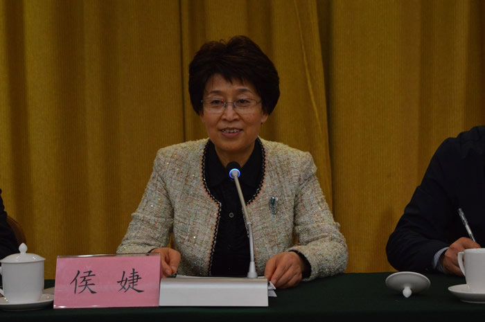 1521425841855471.jpg 侯婕主委作工作报告.JPG
